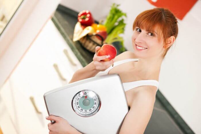 woman eating an apple representing affiliate programs related to diet pills