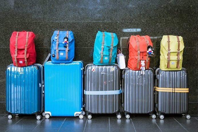 line of various sizes and color of luggage which can be sold via affiliate programs