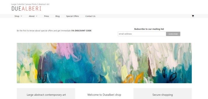 This screenshot of the home page for DueAlberi has a white background, black text (including a 5% discount code), and a large photo of an abstract art painting in blues, white, yellows, and pinks.