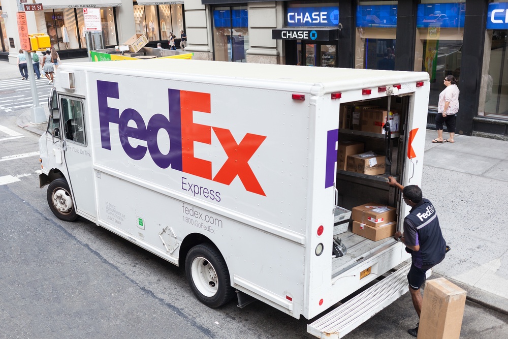 fedex truck driver delivery packages in manhattan